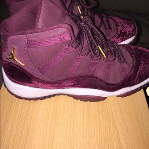 Jordan velvet retro 11 size6.5Y girls